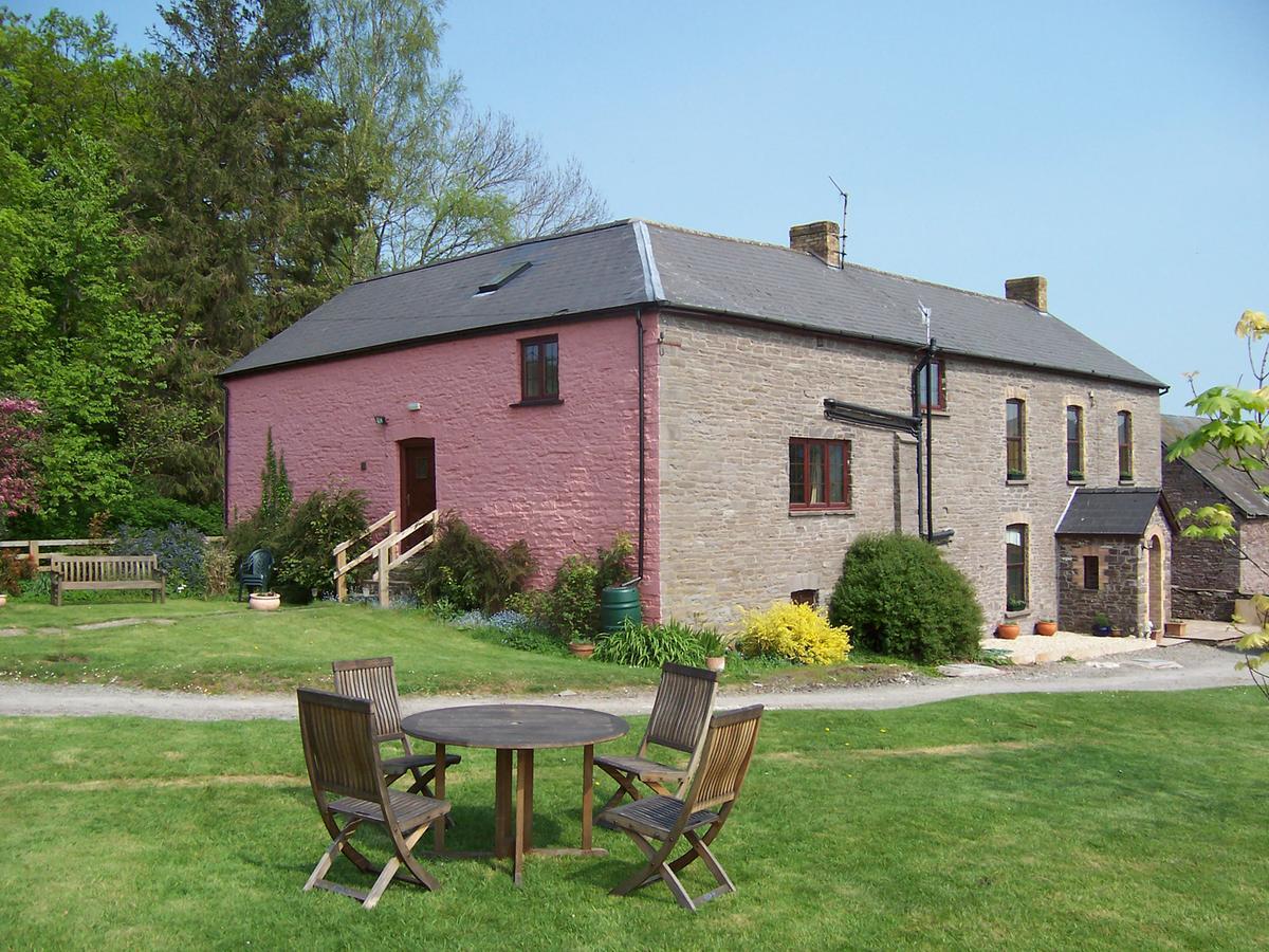 Bed and Breakfast Brynderwen Llangorse Esterno foto