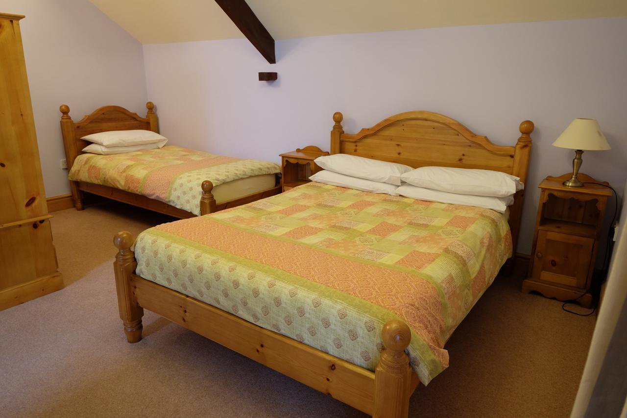 Bed and Breakfast Brynderwen Llangorse Esterno foto