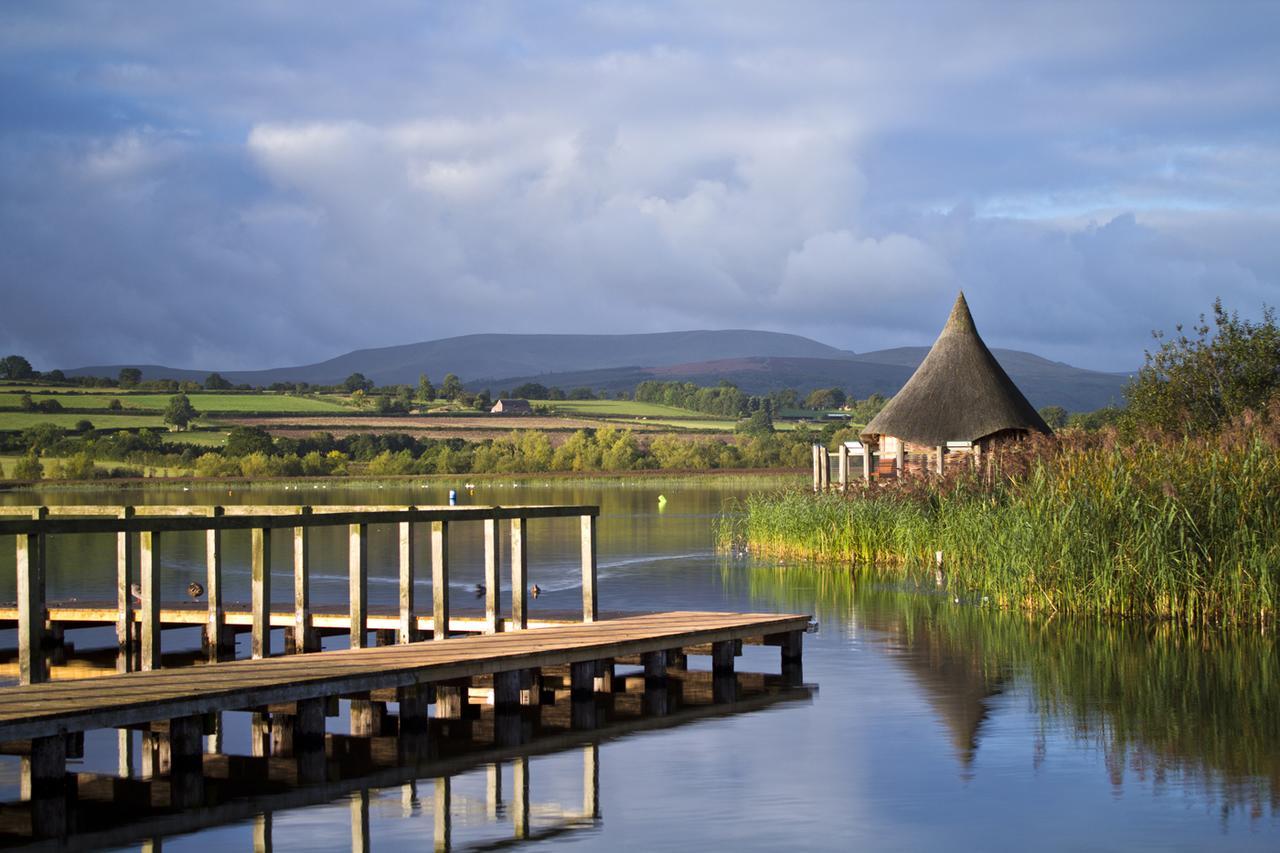 Bed and Breakfast Brynderwen Llangorse Esterno foto